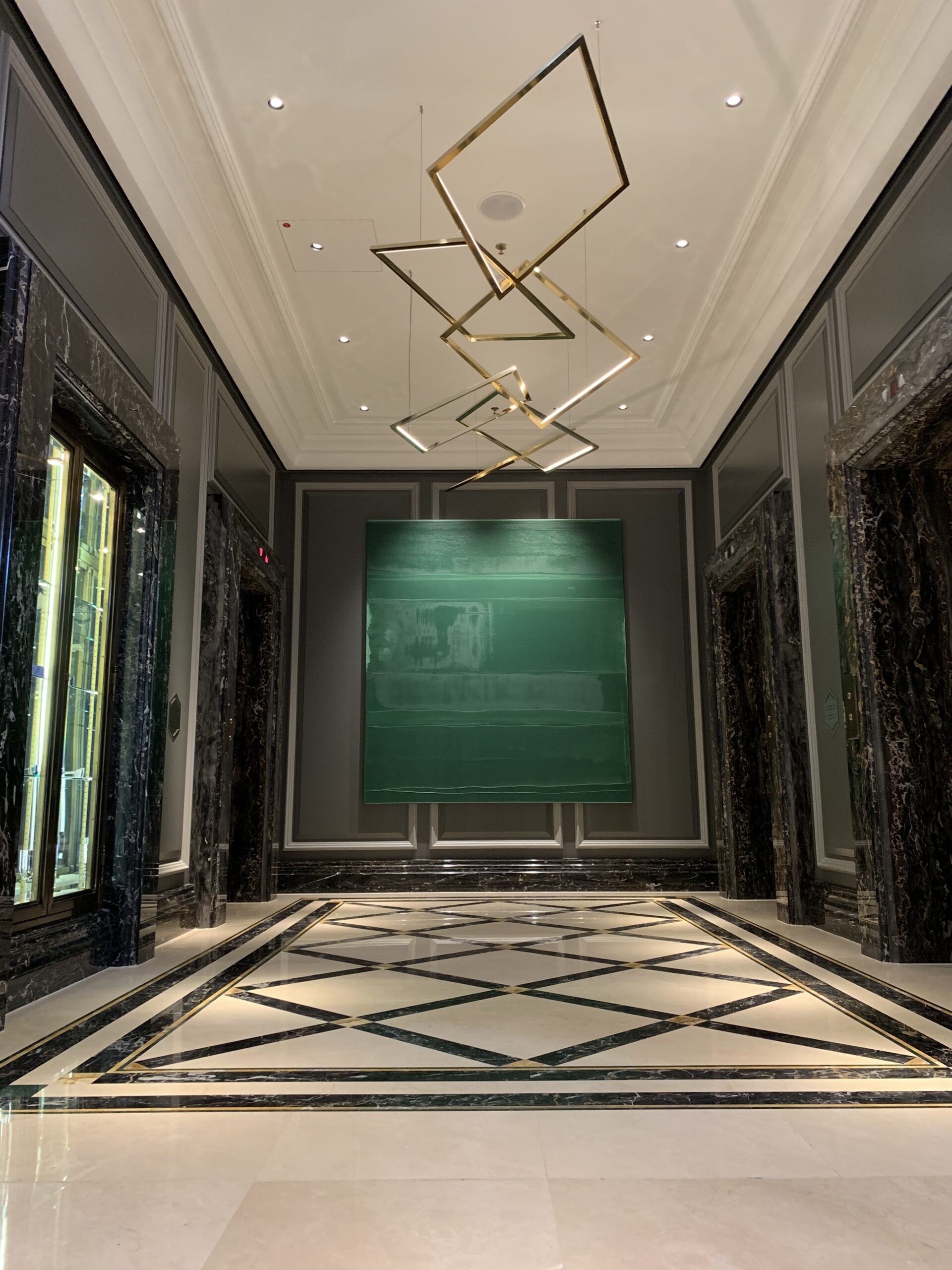 PAN vor den Fahrstühlen Ritz Carlton Berlin